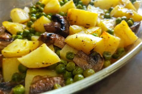 Patatas al horno con champiñones y guisantes Receta BonApeti net