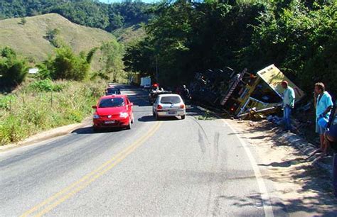 Caminhão tomba em rodovia do Espírito Santo