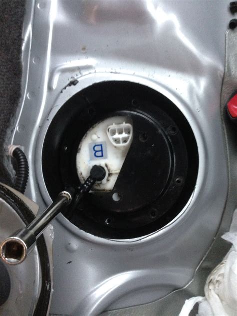 Замена топливного фильтра — Toyota Camry (XV40), 2,4 л, 2011 года ...