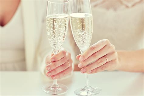 How To Hold A Champagne Glass Hispotion