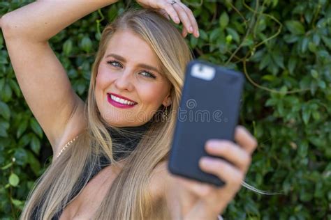 Modelo Rubia Preciosa Del Bikini Que Presenta Al Aire Libre En Una Playa Del Caribe Foto De