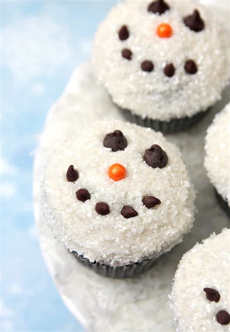 Cute Snowman Cupcakes you can quickly make yourself!