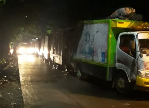 Antrean Panjang Truk Sampah Akibatkan Macet Di Tpa Tamangapa