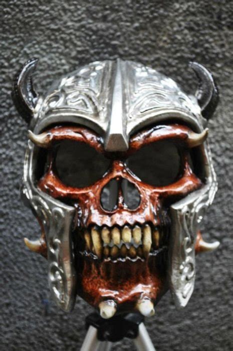 Байкерские шлемы в хоррор-стиле (29 фото)