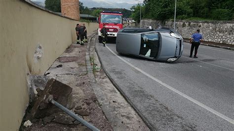 Isola Del Liri Auto Si Ribalta Sfondando Un Muro Di Cinta Operaio