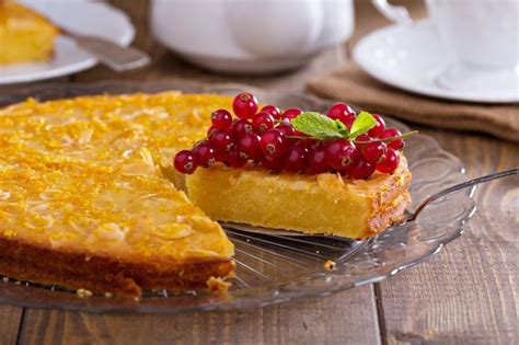 Free Photo | Cornmeal cake with berries