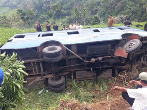 Bus Angkut Santri Terbalik Masuk Sawah Di Malalak Satu Tewas Dan