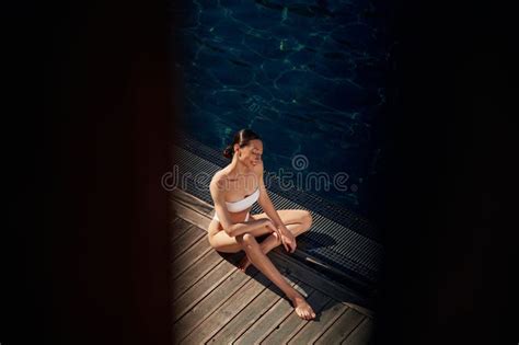 Descansar Disfrutando De Las Vacaciones Mujer En Bikini Blanco Cerca De La Piscina Imagen De