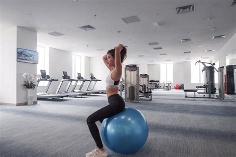 Ng M V Quy N R C A Ng Nh Qu Nh Khi Di N Bikini M Nh Th I I