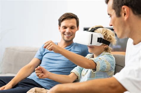 Familia lgbt pareja gay con hijo adoptivo padres homosexuales con su hijo divirtiéndose en casa