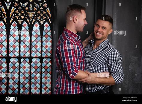 Jeune Homme Gay Qui Sembrasse Banque De Photographies Et Dimages Haute R Solution Alamy