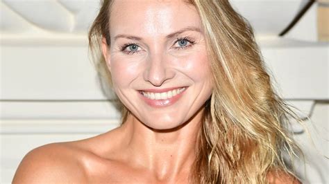 Joanna Moro obchodzi święta w bikini Wyszła tak na mróz zdjęcie