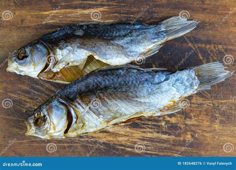 Peixes Crucianos Salgados Secos Sobre Fundo De Madeira Lanche Para