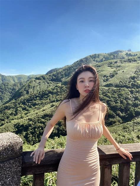 Nàng hot girl tài sắc đốt mắt người nhìn với gu thời trang thiếu vải