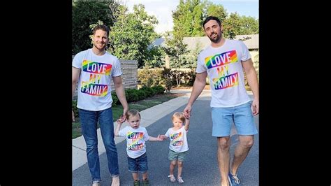 Família gay Os pais seus filhos e muito amor YouTube