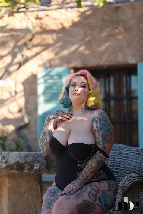 Busty Tattooed Bitch Galda Suicide Flashes Her Giant Naked Curves Photos