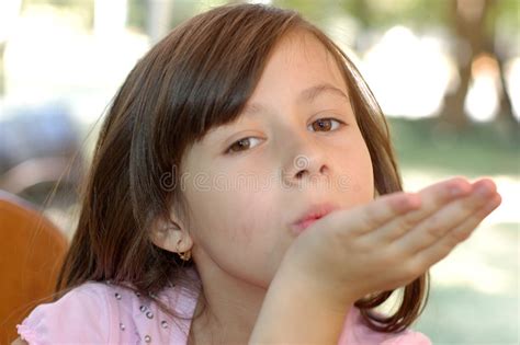 Junges Mädchen im Bikini stockbild Bild von belaubt recht 2797259