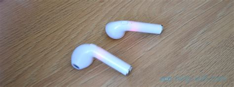 Беспроводные наушники мигают красным, синим, белым, розовым. Горят ...