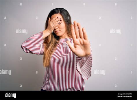 Jeune Belle Femme Blonde Avec Les Yeux Bleus Portant Le T Shirt Stipped Sur Fond Blanc Couvrant