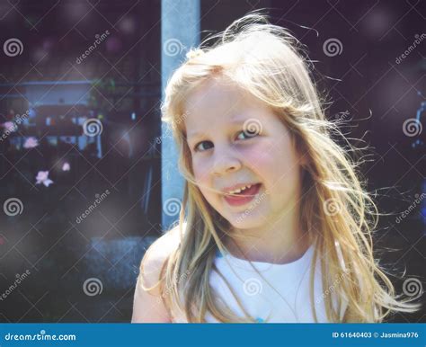 Portret Van Een Klein Blonde Glimlachend Meisje Zachte Retro Stijl Stock Afbeelding Image Of