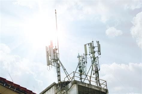 Torre De Comunicaci N Con Antenas En La Parte Superior Del Edificio En