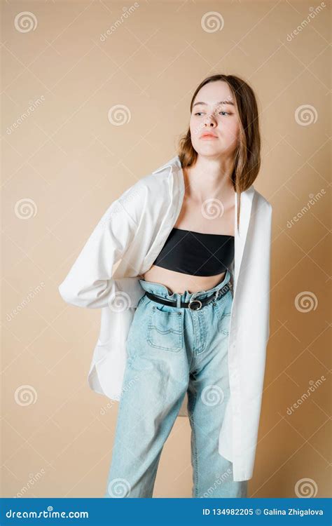 Menina Nude Bonita Do Modelo De Forma Na Camisa Branca Que Olha Imagem De Stock Imagem De