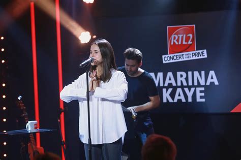 Marina Kaye Interprète Heavenbound Lors De Son Concert Très Très