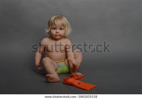 imágenes fotos de stock objetos en D y vectores sobre Little girl nude underwater nude