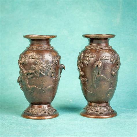 Парные вазы с рельефными изображениями птиц и деревьев