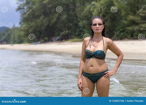 Sex Symbol De La Forma De La Mujer Con El Bikini En El Agua La Playa Foto De Archivo Imagen De