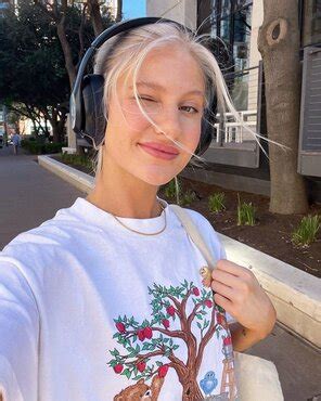 Hot Social Media Star Gets Nude Photo Gallery