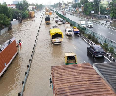 दिल्ली एनसीआर में बारिश के बाद सामने आईं तस्वीरें और वीडियो कहीं डूबी