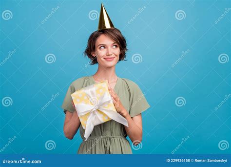 Foto De Una Jovencita Guapa Dama De Brunette Sujetando El Sombrero De Vestir De Regalo De Caqui