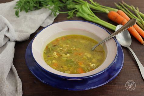 Sopa De Verduras Y Pollo Cocinando Entre Olivos