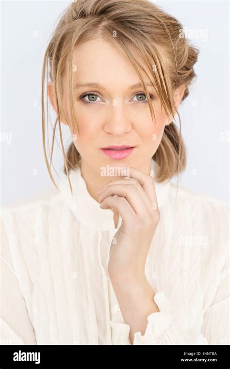 Femme blonde yeux bleus Banque de photographies et dimages à haute résolution Alamy