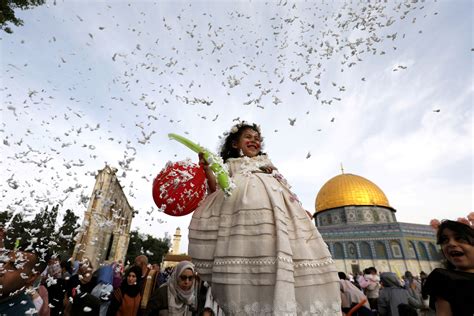 Stunning Photos Show Eid Al Fitr Celebrations Around The World Mwt