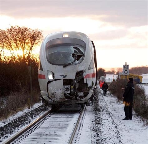 Zug Unfall ICE rast auf einem Bahnübergang in Lastwagen WELT