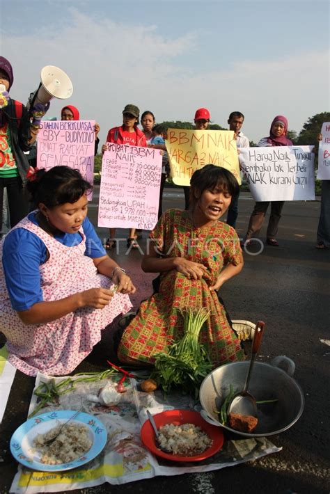 Tolak Kenaikan Sembako Antara Foto