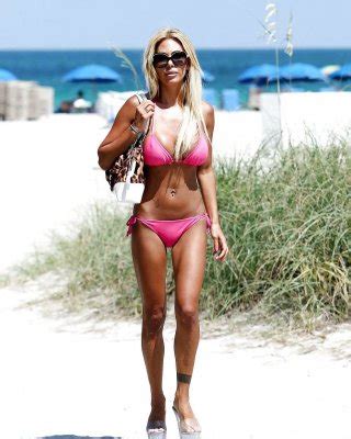 Shauna Sand Enjoy With Boyfriend In Pink Bikini On Beach Caught By