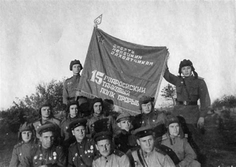 Гвардии подполковник А.С. Туренков с офицерами 15-го гв. оттп у ...