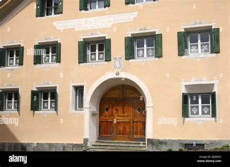 Engadiner Haus Schweiz Stockfotografie Alamy