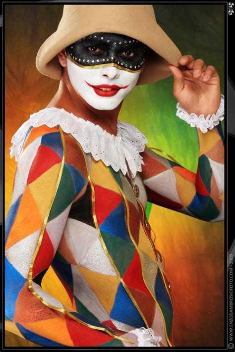 Клоун в гриме и шляпе