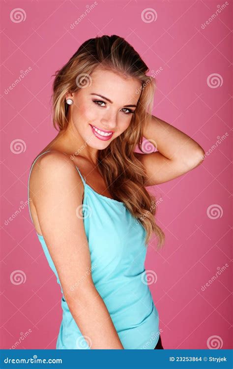 Het Toevallige Meisje Van De Blonde Met Grote Glimlach Stock Foto Image Of Portret Vrij