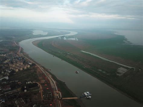 China S Poyang Lake Caught Between A Dam And A Sluice Wall