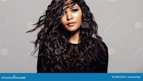 Attraktiver Brunette Mit Dem Langen Lockigen Haar Stockfoto Bild Von Mode Verfassung