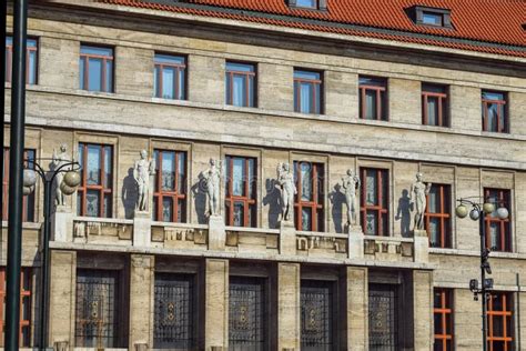 Sculture Di Persone Nude Sull Entrata Dell Edificio Con Un Ombra Sul Muro Immagine Stock