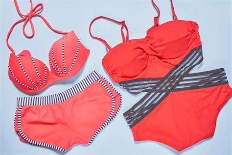 Un grupo de trajes de baño rojos y un top de bikini Foto Premium