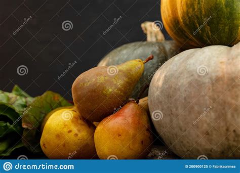 Calabazas Y Peras En Un Armario De Mesa De Madera Imagen De Archivo