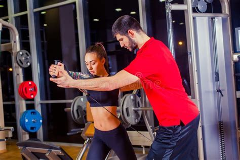 Forma Fisica Sport Addestramento E Concetto Della Gente La Donna D