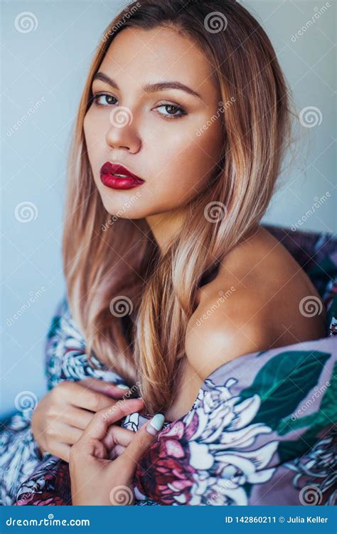 Foto Di Modo Di Bella Ragazza Con Le Spalle Nude Immagine Stock Immagine Di Autentico Camera